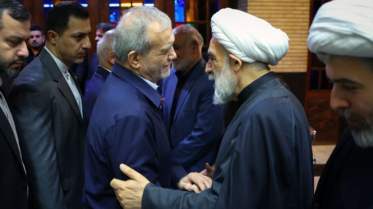 حضور رئیس جمهور در مراسم ترحیم حاج محمد قمی