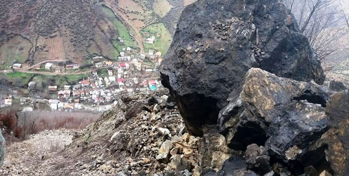 احتمال ریزش سنگ در جاده کرج چالوس