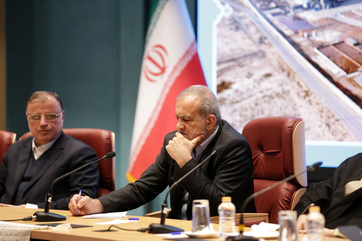 پزشکیان: نارضایتی از سیستم اداری کشور بالاست/ برخورد مناسب مدیران خواست مردم