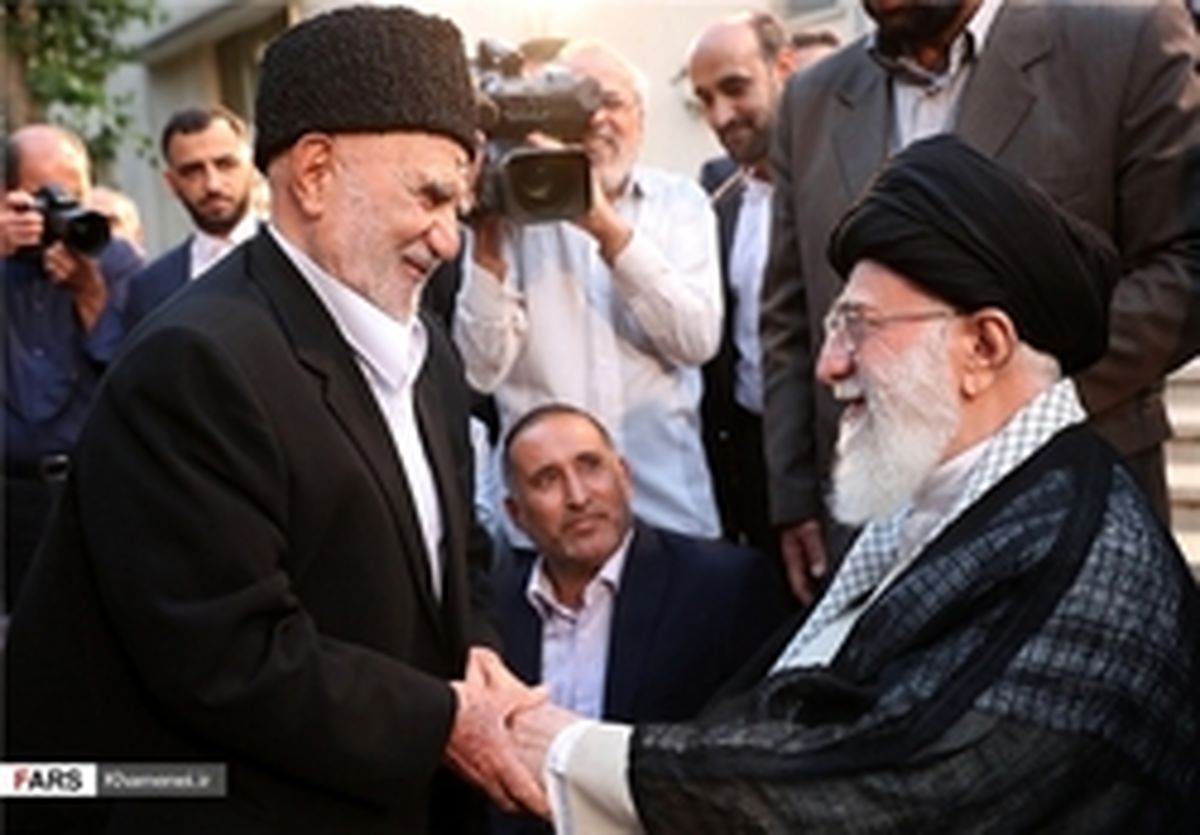 تجدید دیدار یک شاعر با رهبر انقلاب پس از ۳۰ سال +عکس