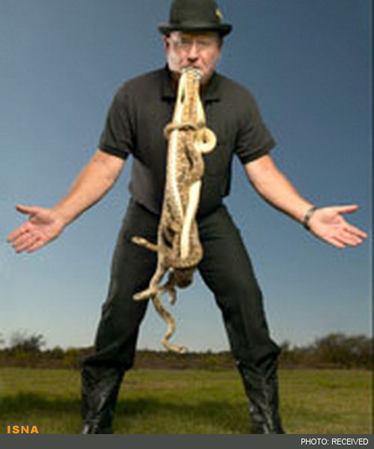 رکورد نگهداشتن مار در دهان/ عکس