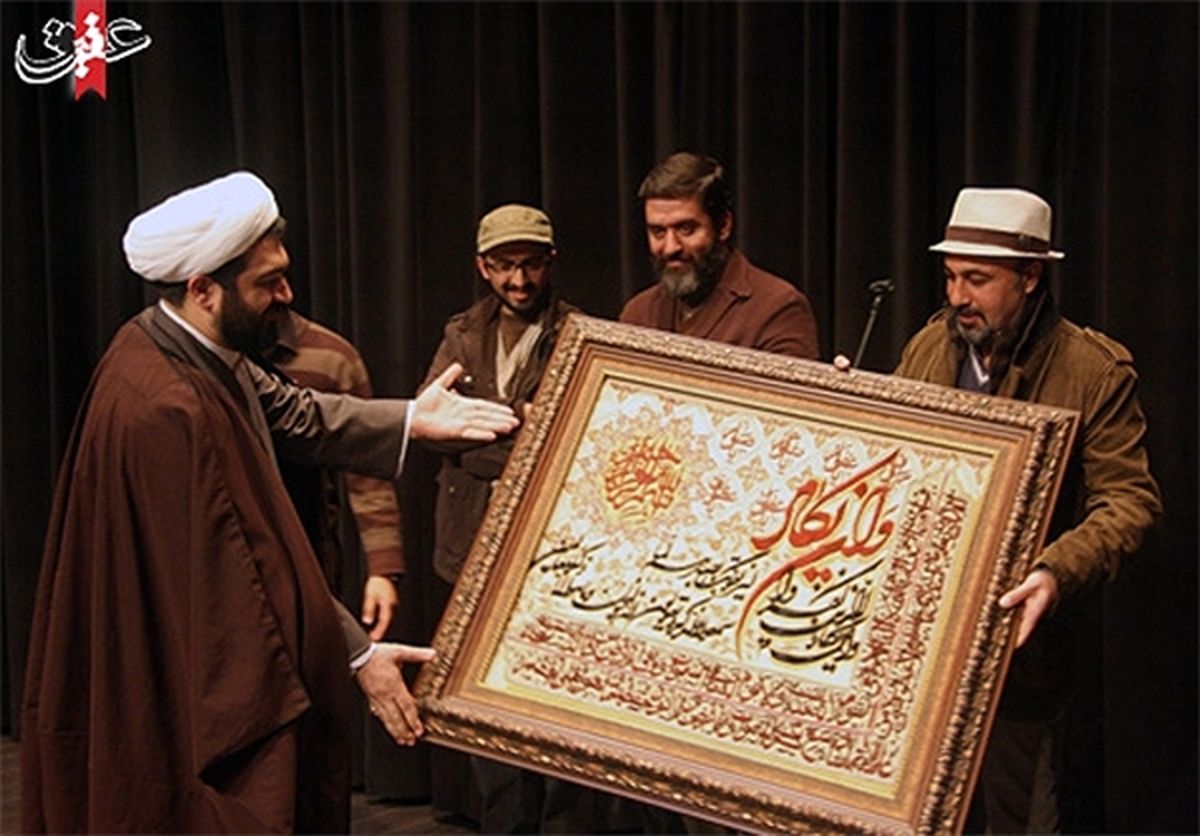 هدیه یک روحانی به یک بازیگر/عکس