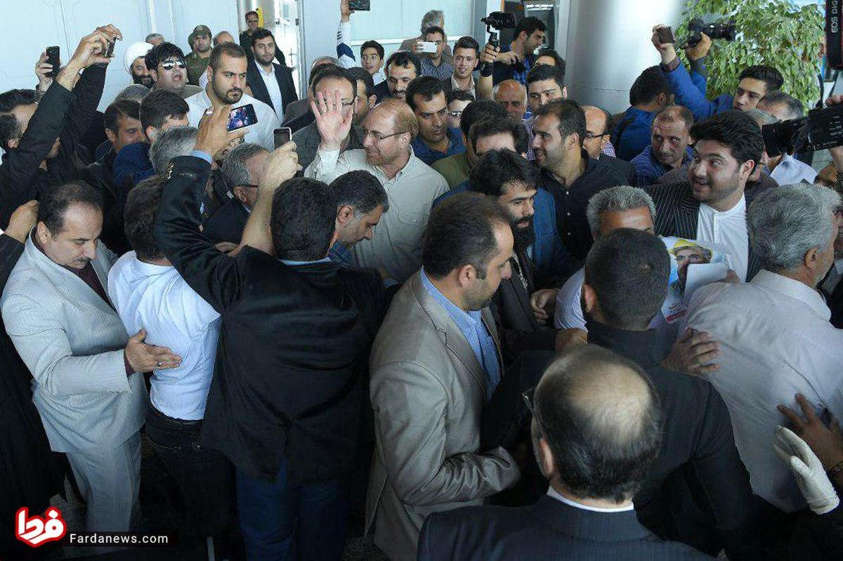 عکس: خوش آمدگویی خانواده شهید مدافع حرم به قالیباف
