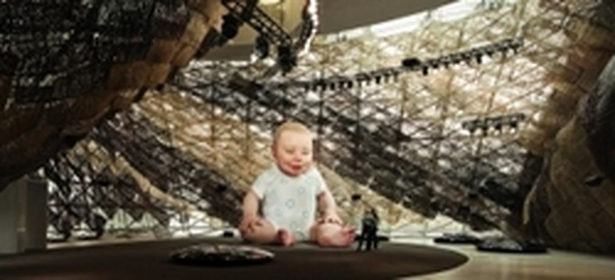 مجسمه غول پیکر و عجیب یک کودک +عکس