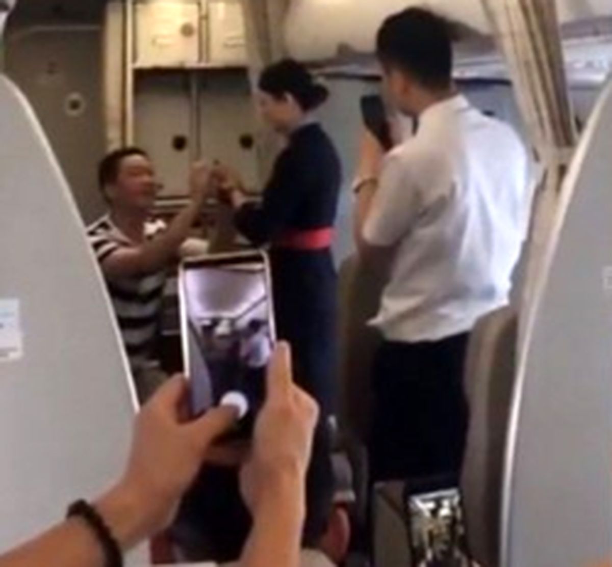 پایان تلخ خواستگاری از خدمه پرواز زن در آسمان! +عکس