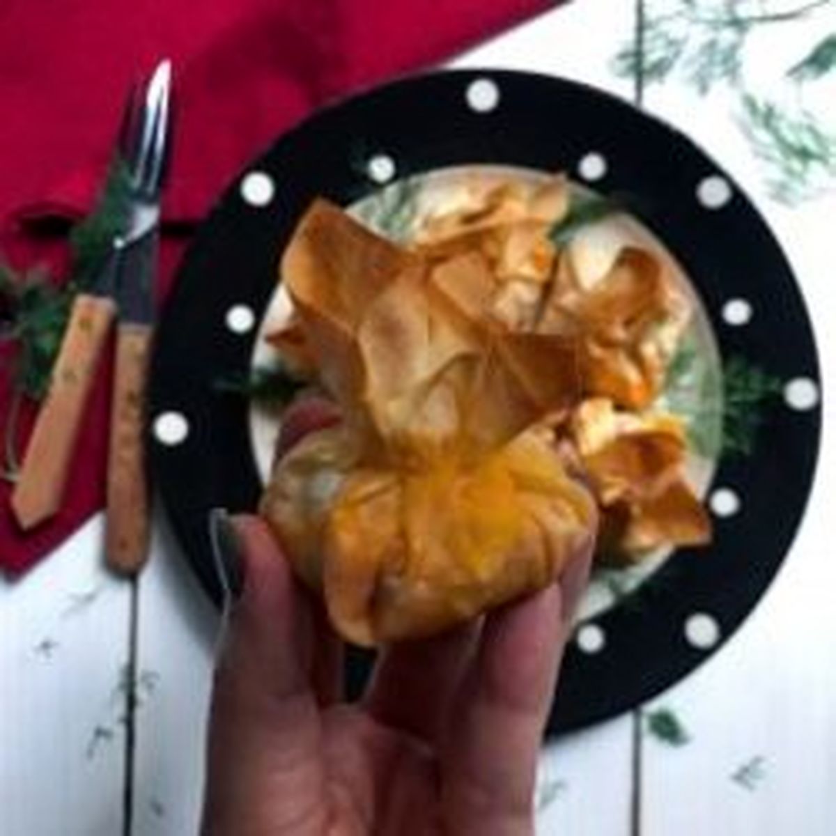 دستور تهیه بقچه‌های مرغ و پنیر با خمیر یوفکا