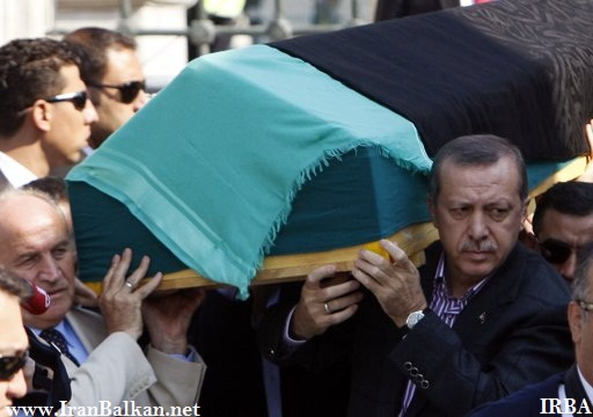عکس/ سوگواری اردوغان زیر تابوت مادر!