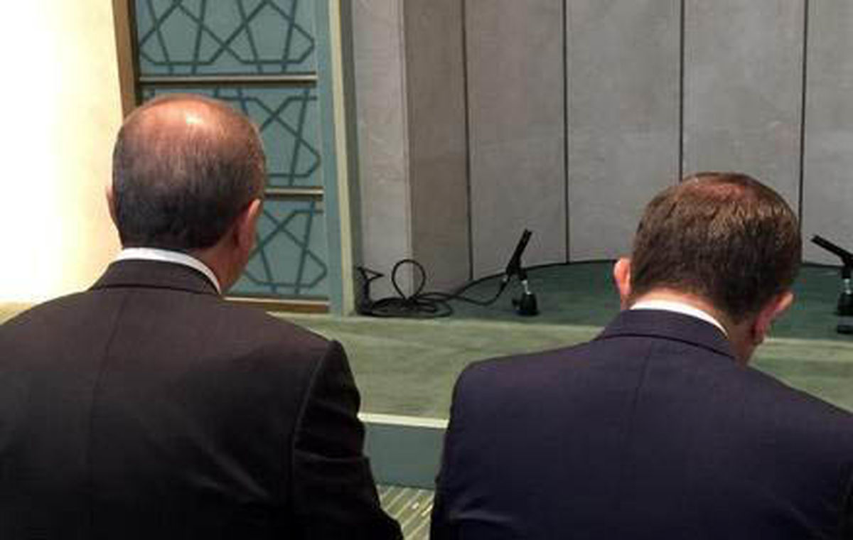 تصاویر:نماز خواندن در قصر اردوغان آزادشد