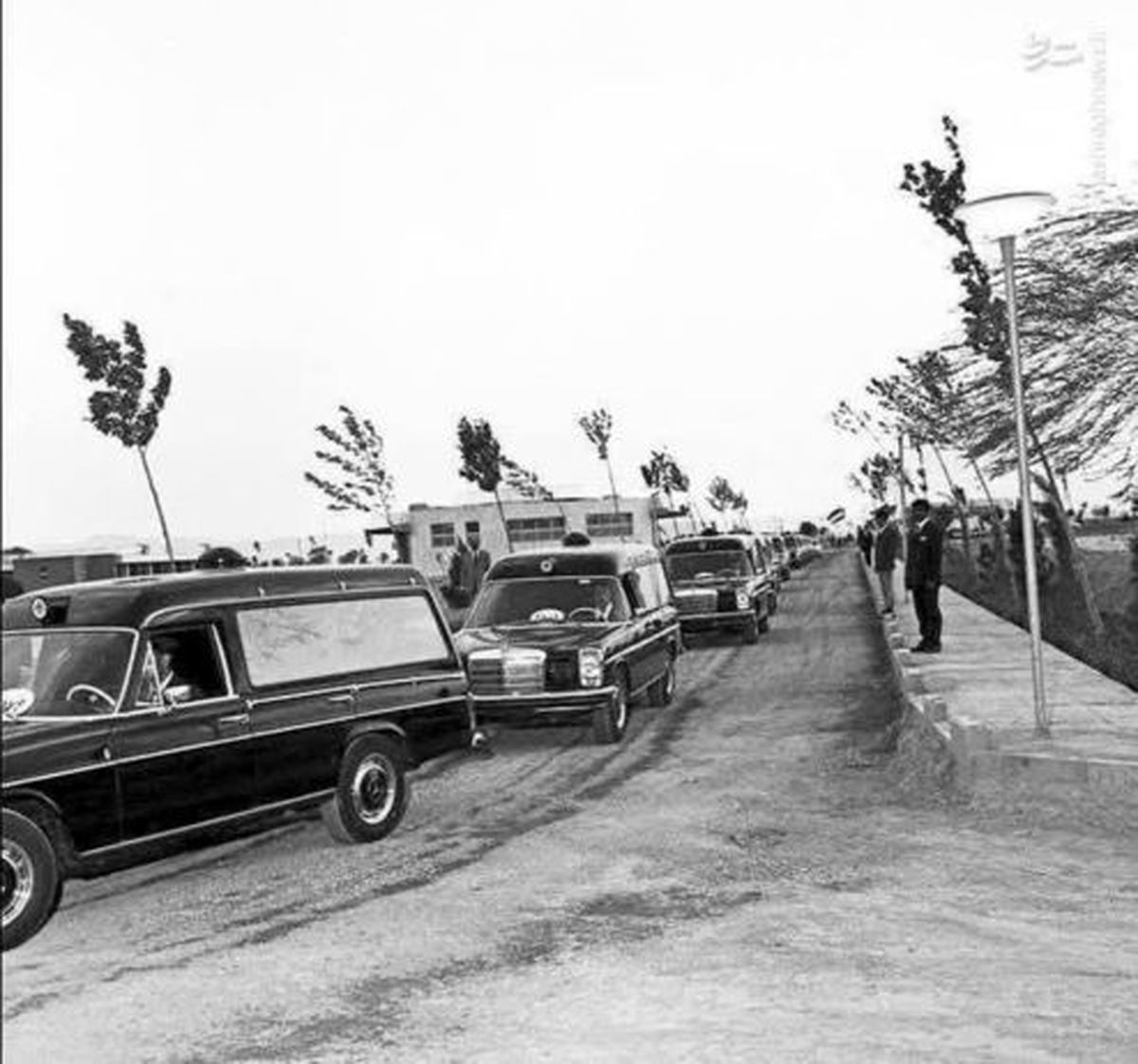 تشریفات برای به خاک سپردن نخستین متوفی در بهشت زهرا سال ۴۹ +عکس