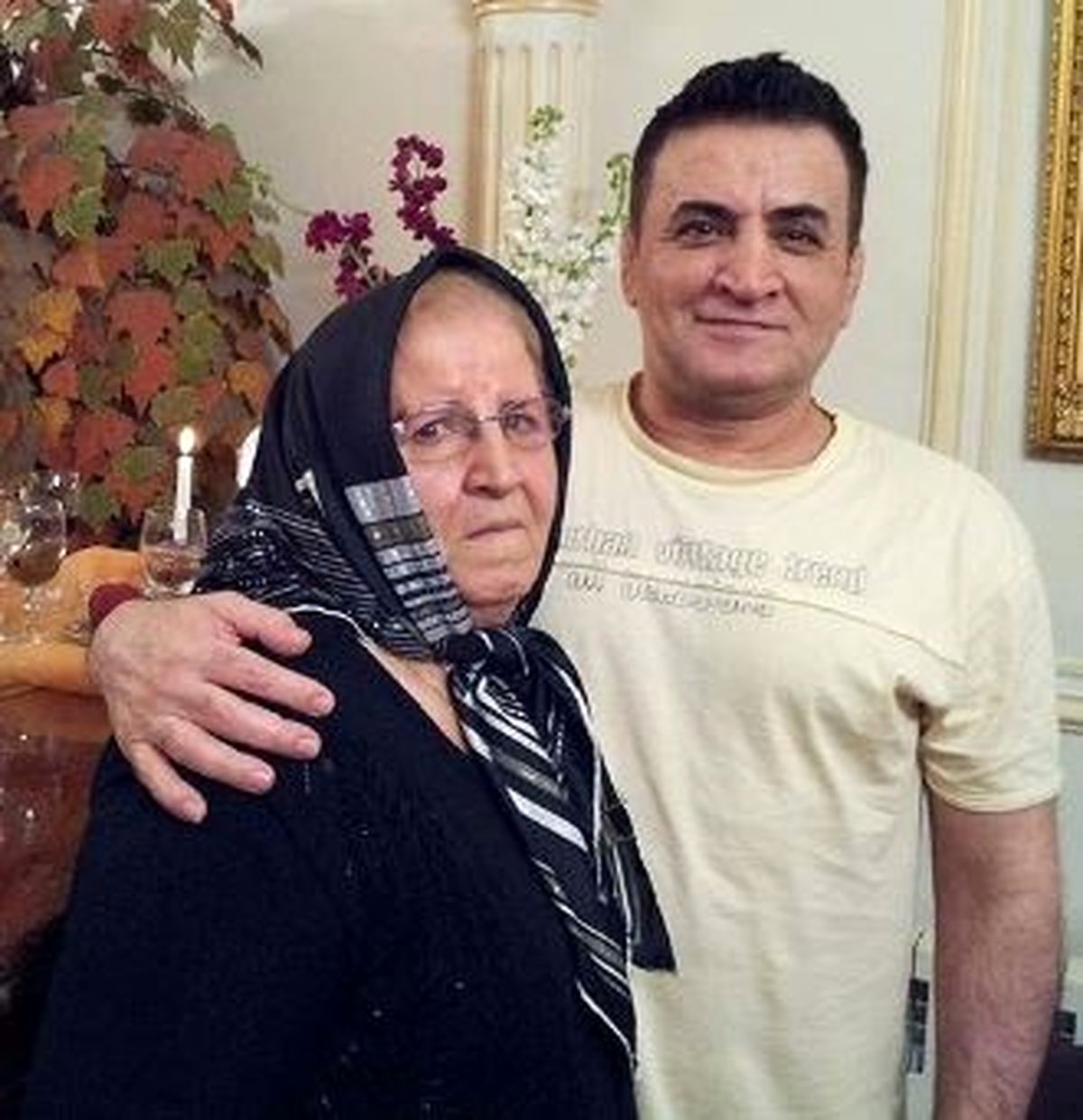 محمد بنا در کنار مادرش/عکس