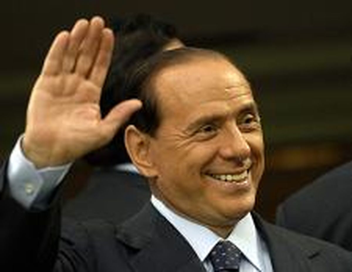 شاهین قدرت بر شانه برلوسکونی