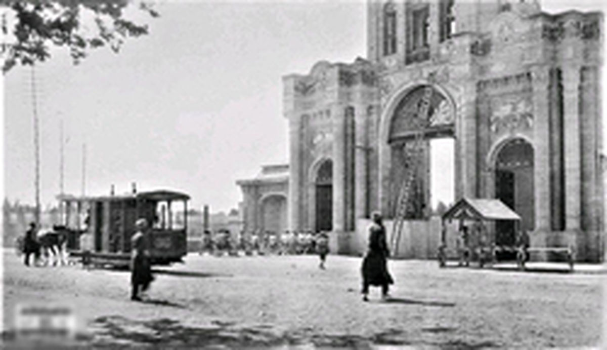 عکس کمنظیر از ساخت سردر میدان مشق در دوره قاجار