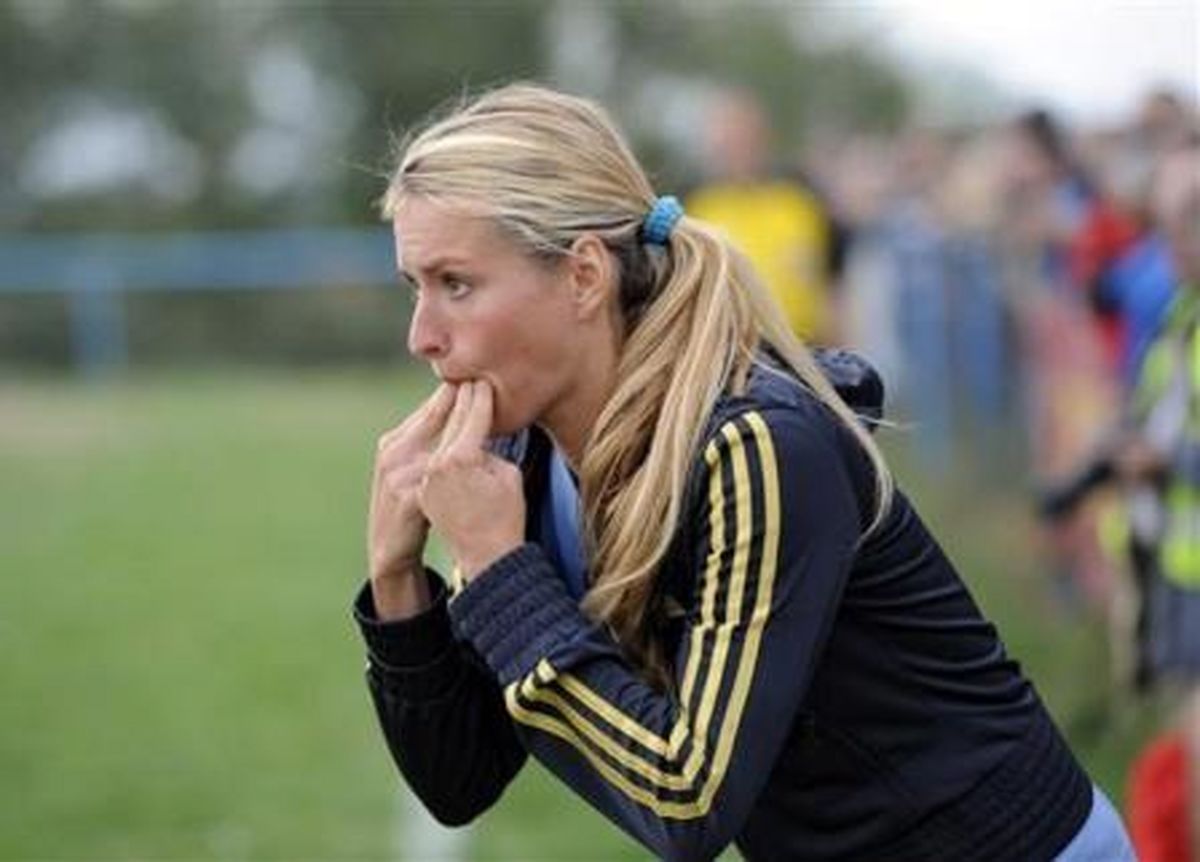 عکس/ زنی که سرمربی تیم فوتبال مردان شد