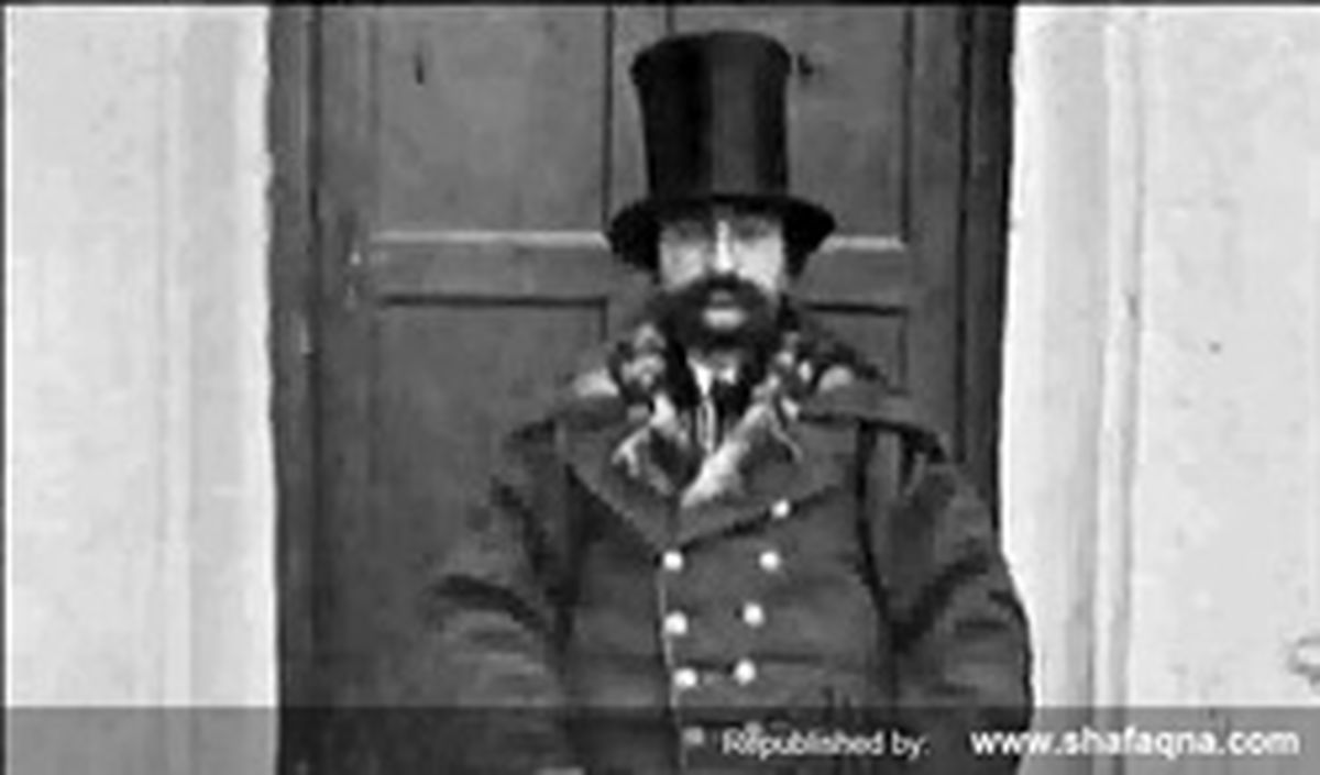 عکس: قبله عالم با کلاه انگلیسی و پایجامه اندرونی!