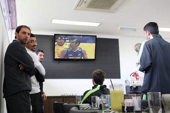 ملی‌پوشان در حال تماشای والیبال/عکس