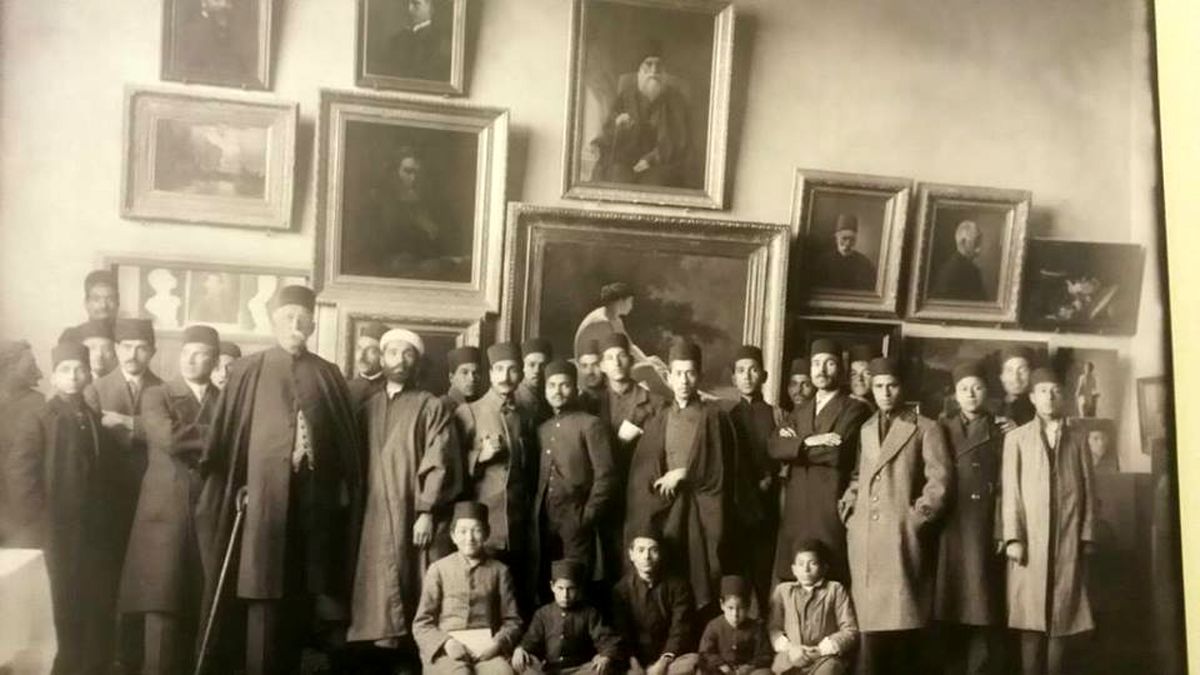 استاد کمال‎الملک در جمع شاگردان/عکس