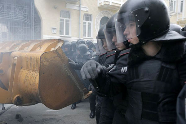 عکس/حمله‌بلدوزری‌معترضان‌اوکراینی‌به‌پلیس
