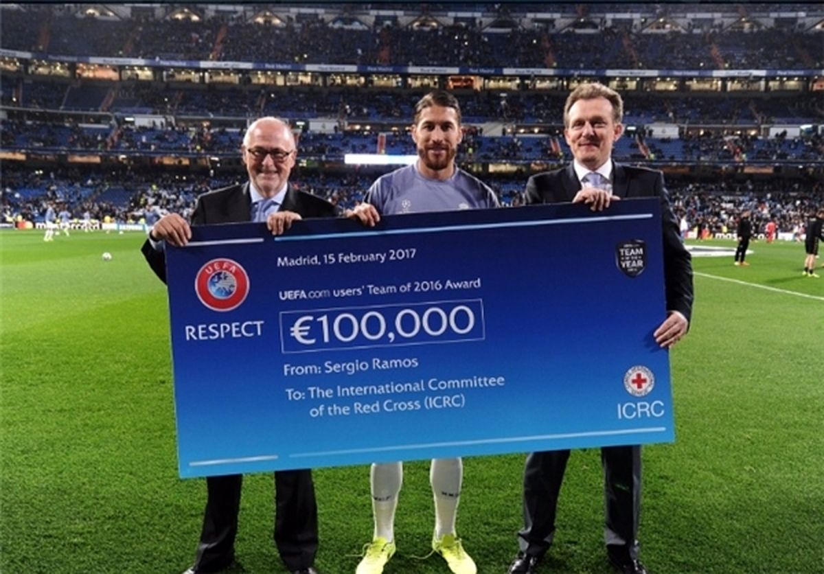 راموس چک ۱۰۰ هزار یورویی را دریافت کرد+عکس