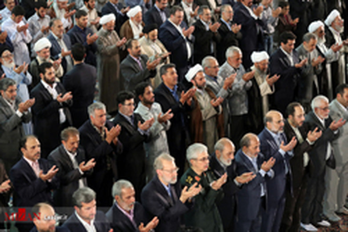 احمدینژاد در صف نماز عیدفطر +عکس