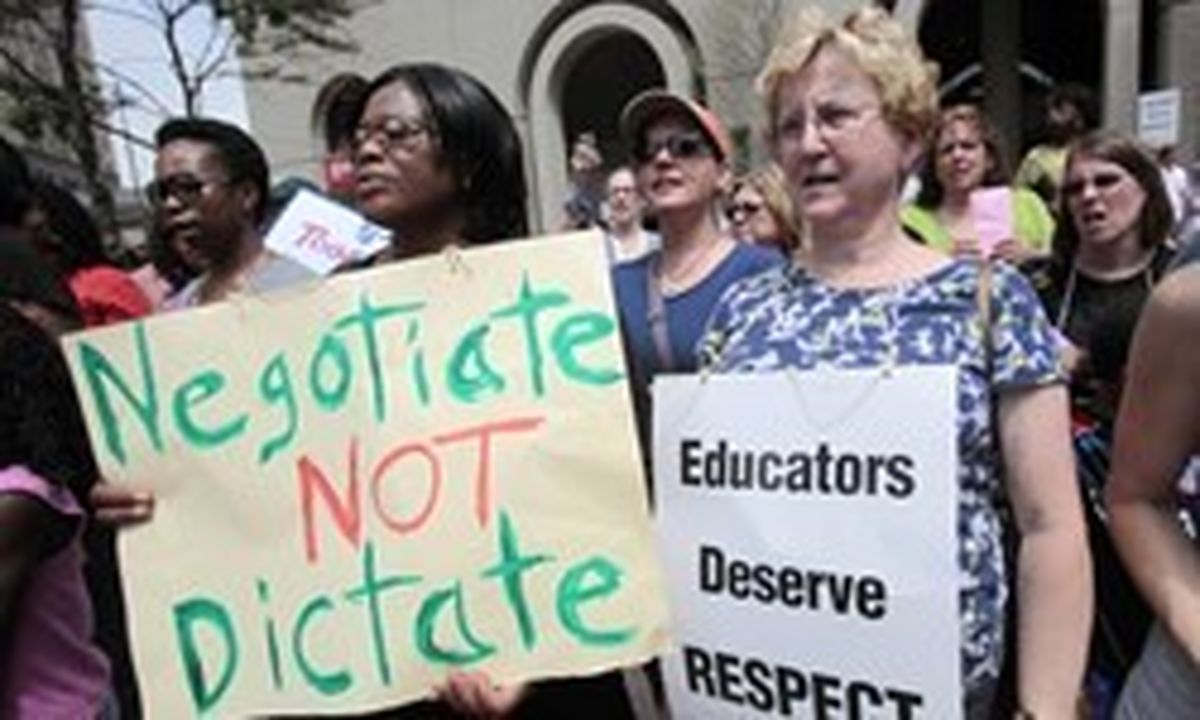 پاسخ پلیس آمریکا به اعتراض یک معلم زن