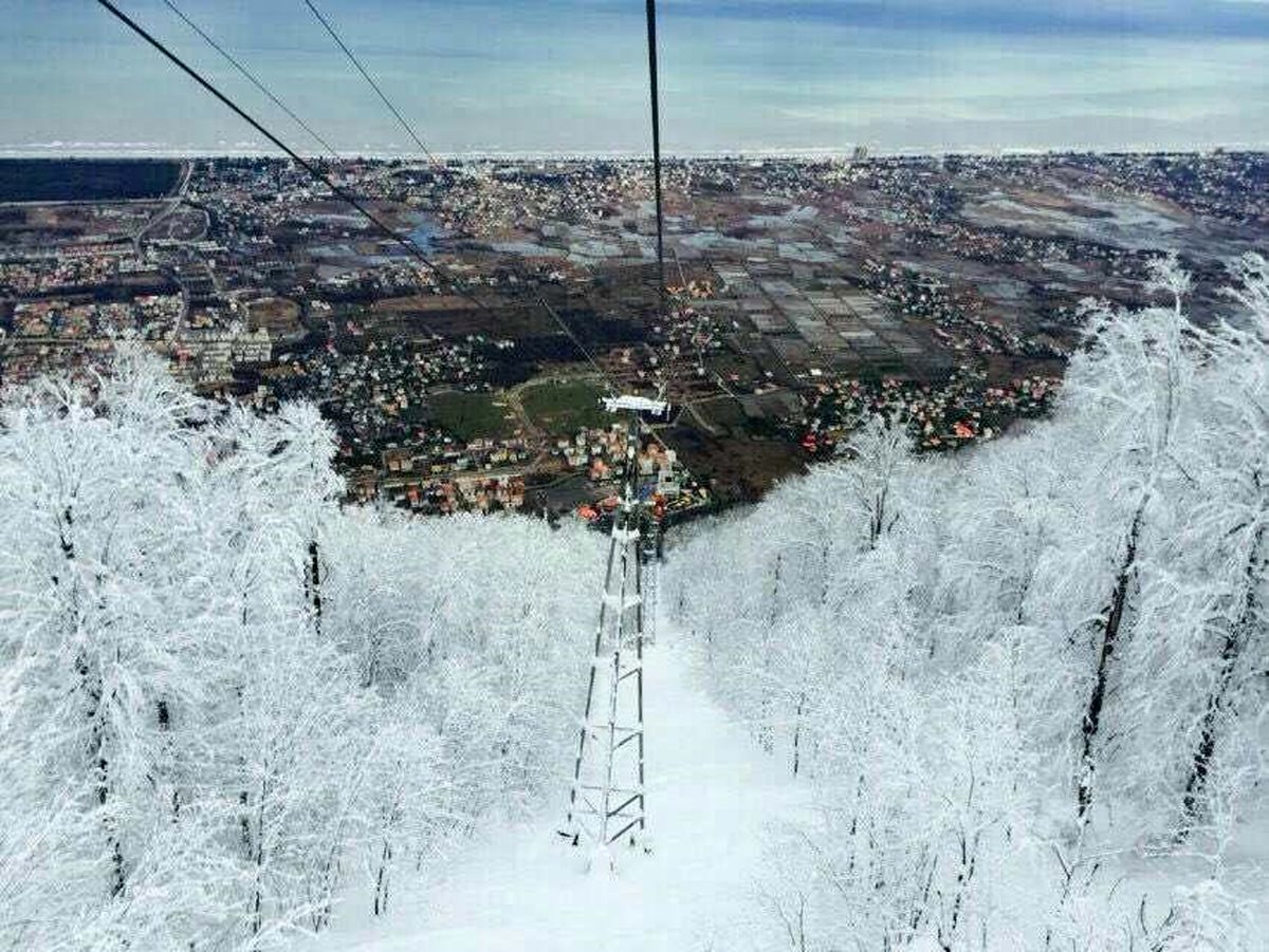 تصویری زیبا از تله‌کابین نمک‌آبرود در برف و یخبندان