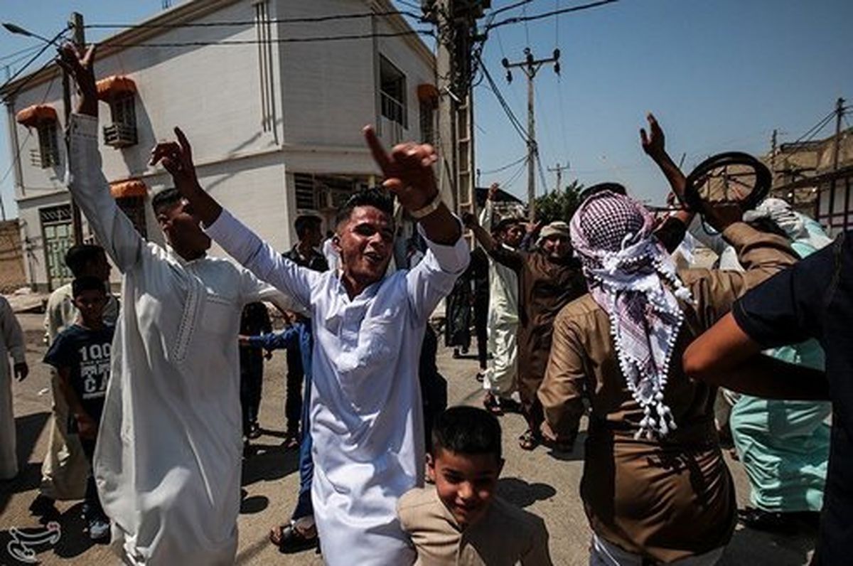 تصاویر: رقص خاص اهوازیها بعد از نماز عید فطر