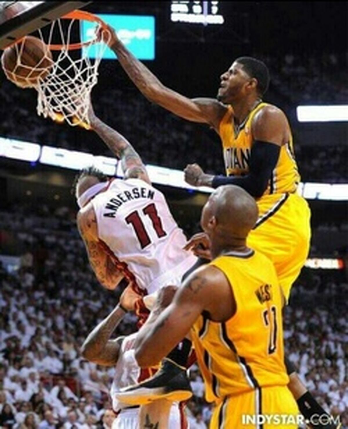 فیلم: دانک قدرتمند پل جرج در بازی دوم فینال NBA