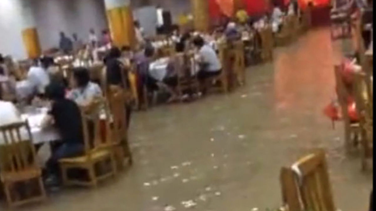 برگزاری مراسم عروسی هنگام وقوع سیل! +تصاویر