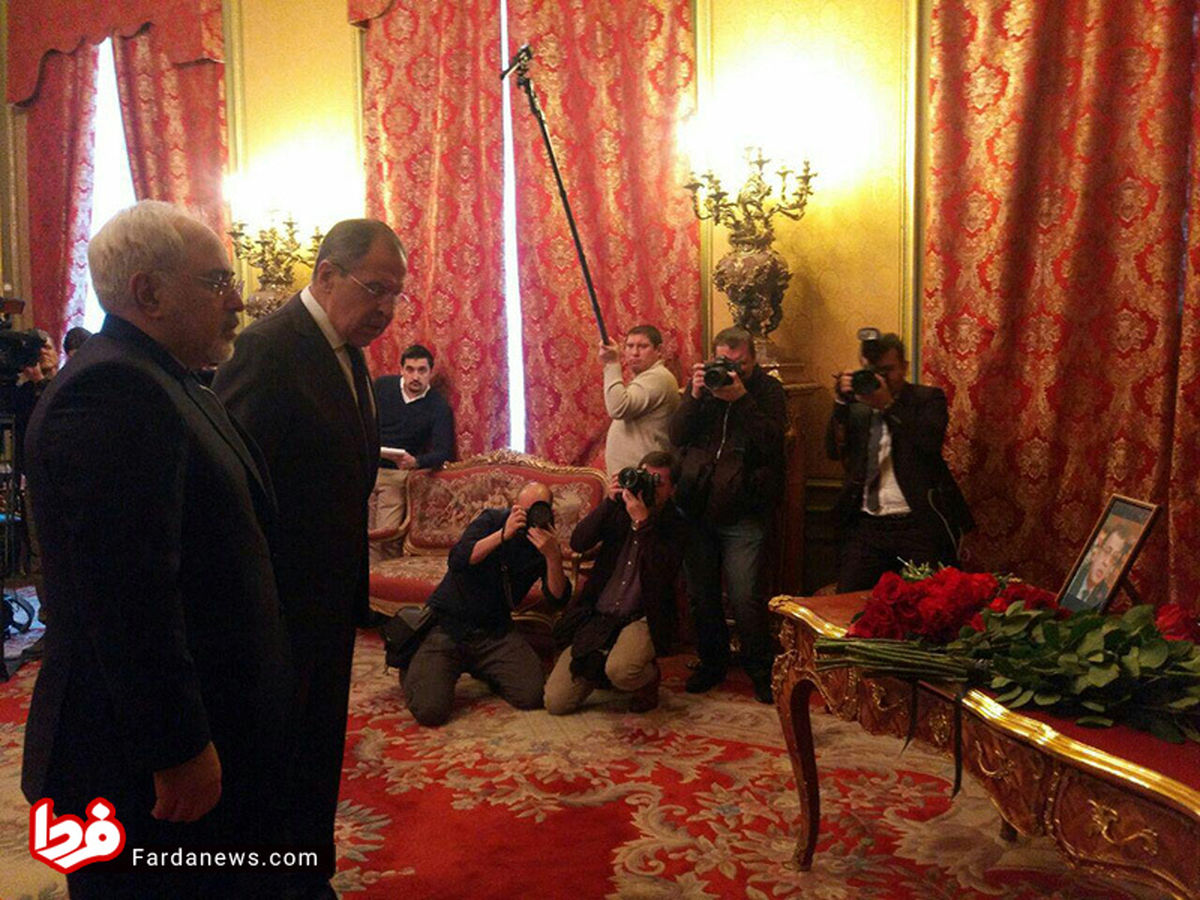 عکس: ادای احترام  ظریف به سفیر جانباخته روسیه
