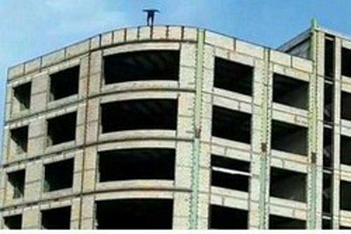 خودکشی جوانی از بالای ساختمان در اردبیل +عکس
