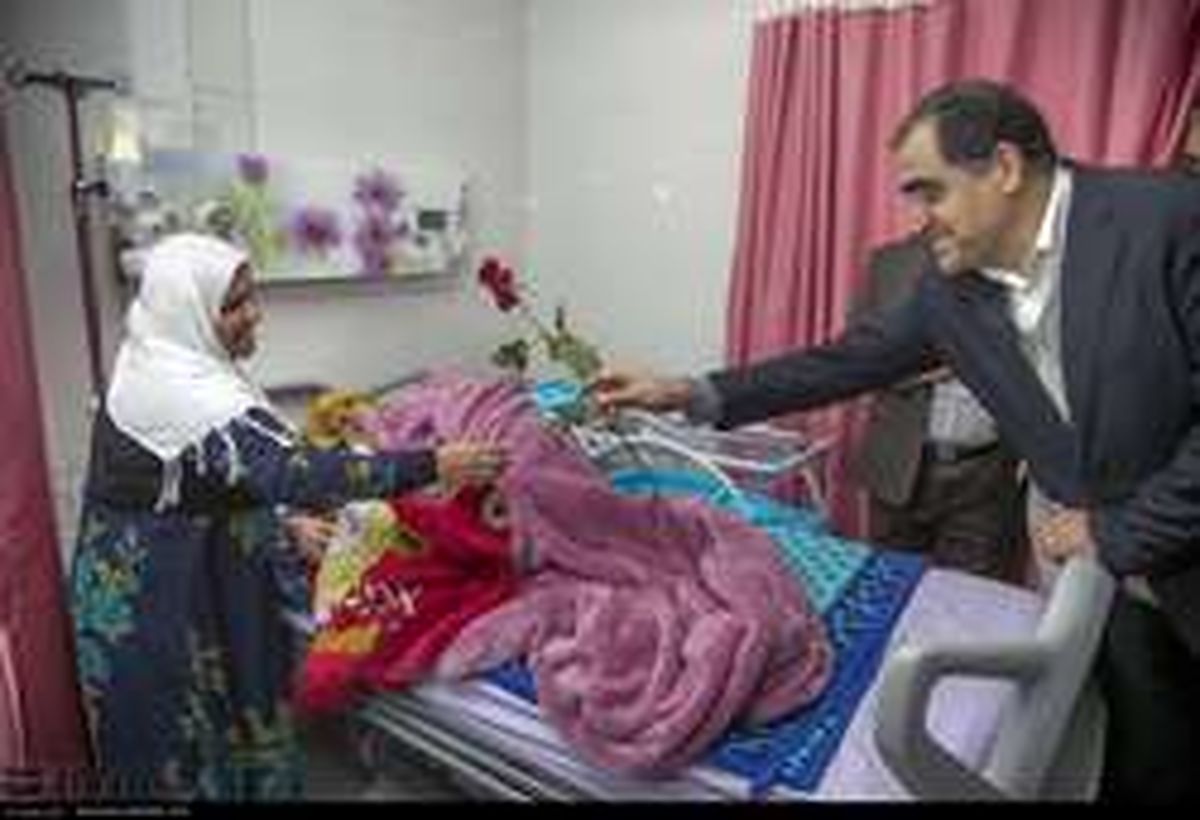 تصاویر: طبابت وزیر بهداشت حین بازدید از پروژه درمانی