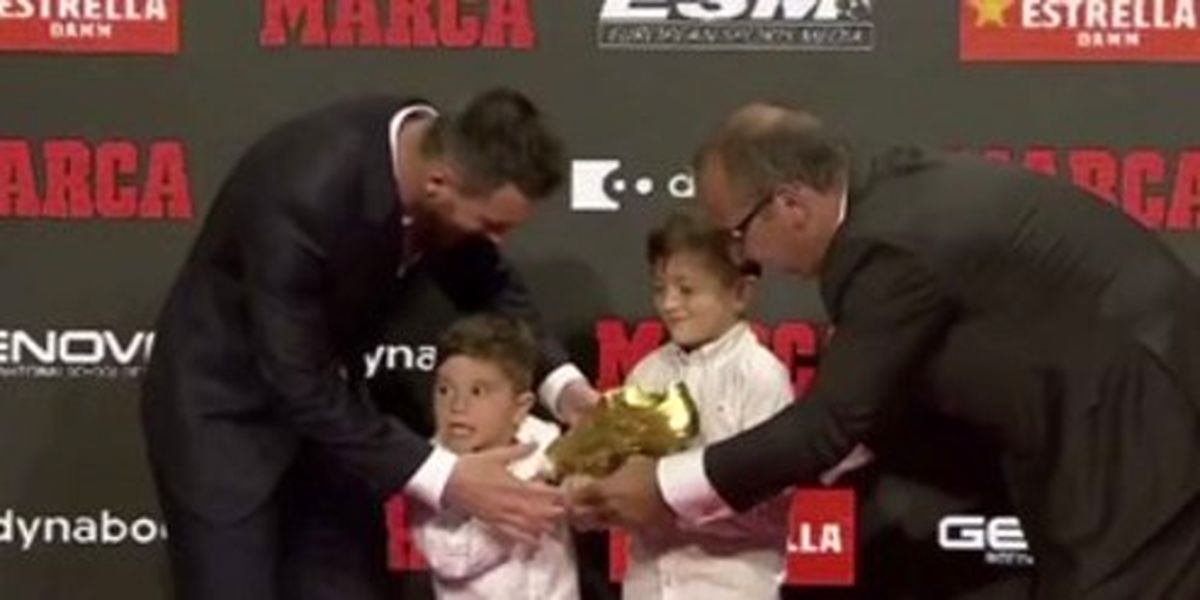 وقتی پسر مسی جایزه کفش طلا را از دست برادرش دزدید +فیلم