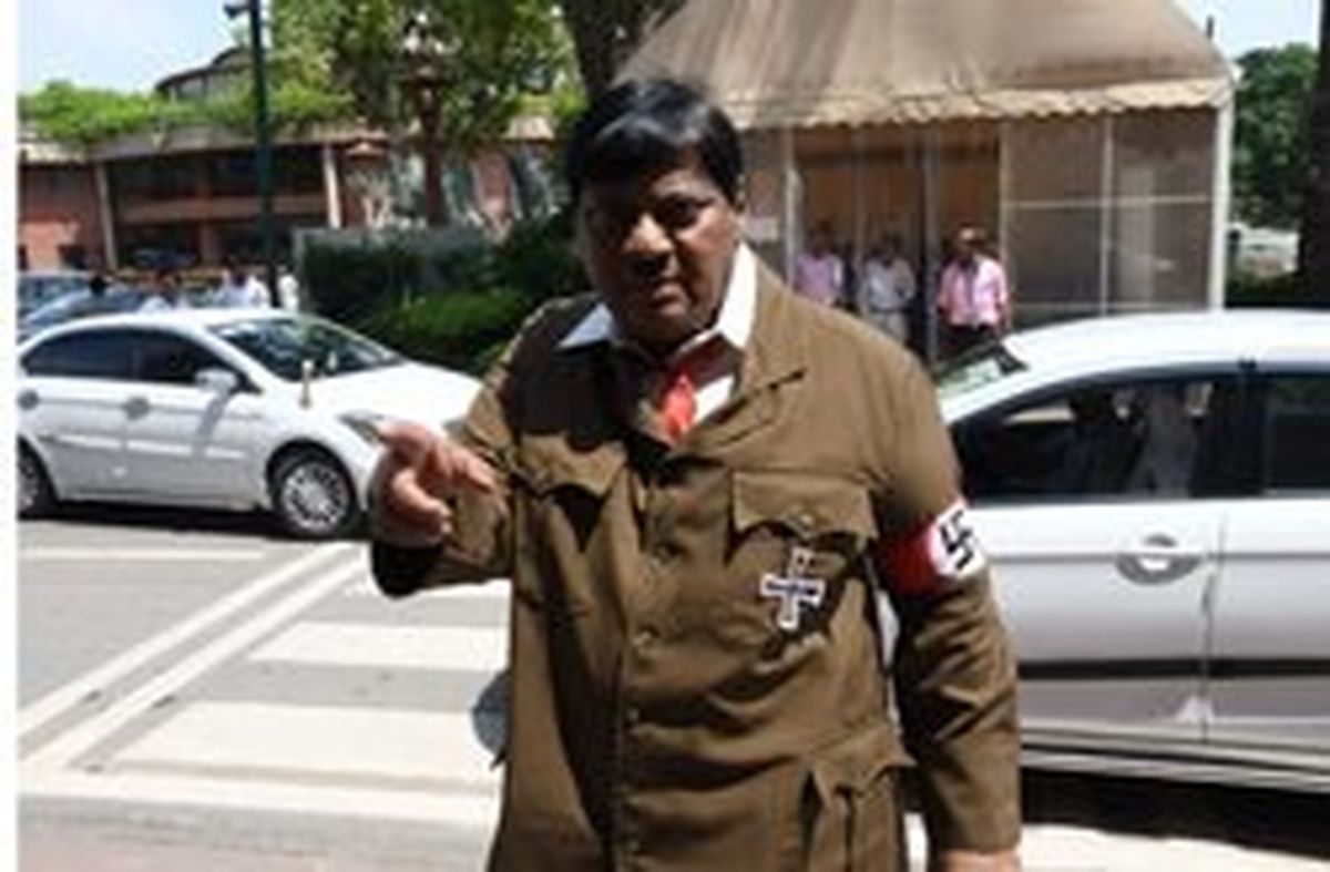 «اعتراض هیتلری» در هند +عکس