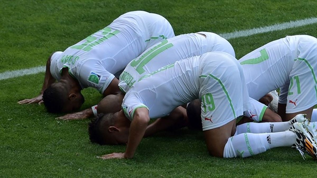 سجده شکر بازیکنان الجزایر/عکس