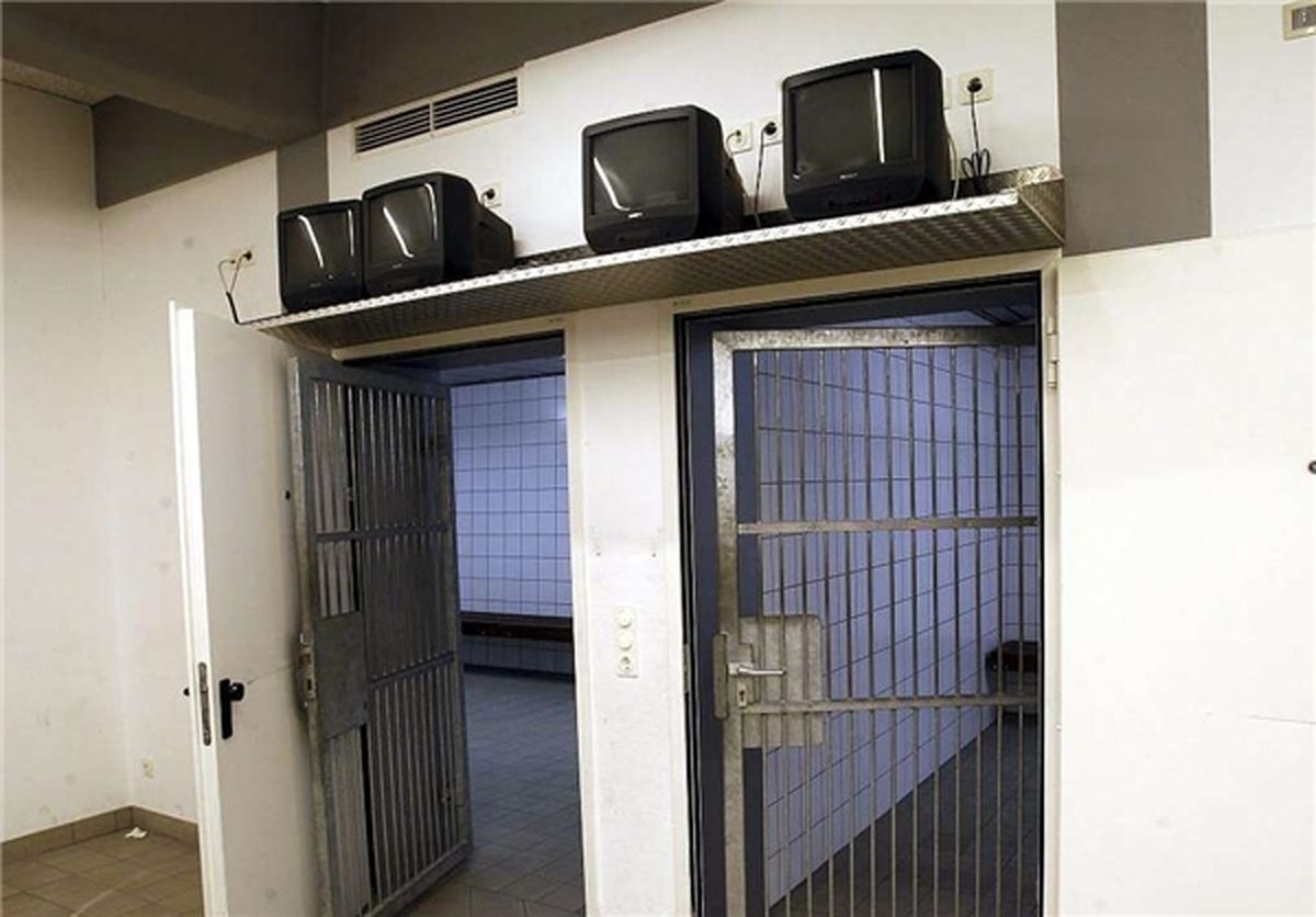 زندان در ورزشگاه! /عکس