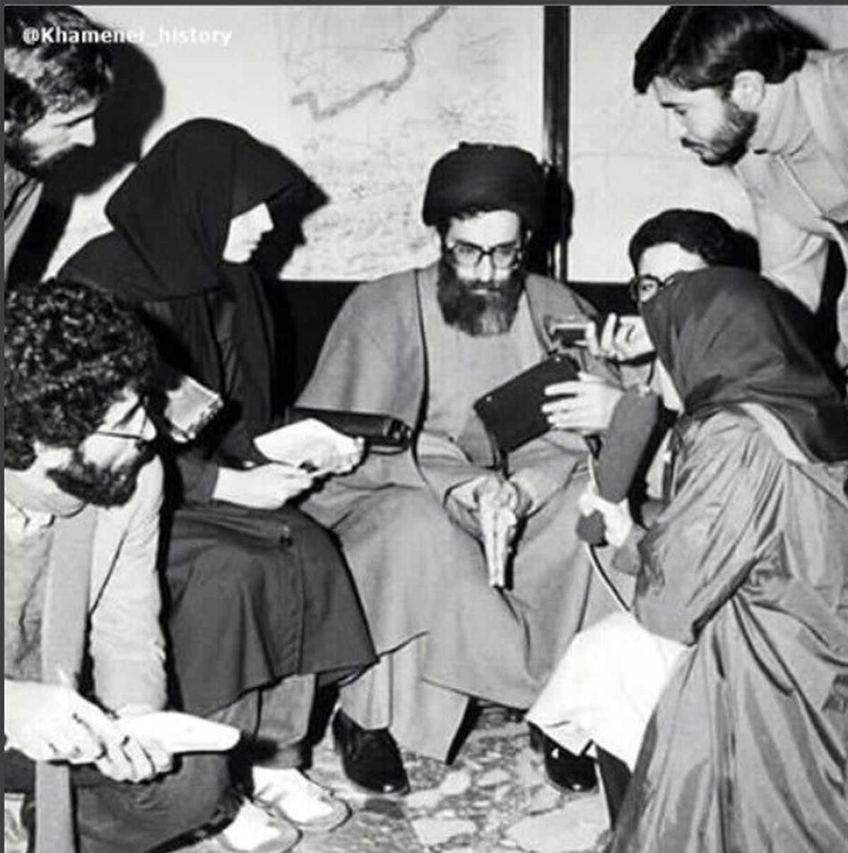 عکس منتشر نشده رهبرانقلاب در جمع خبرنگاران
