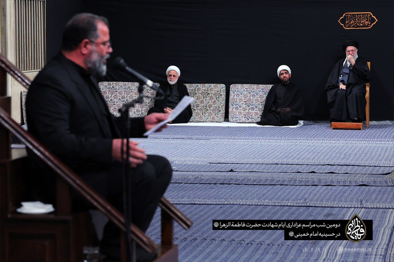 شب دوم مراسم عزاداری حضرت زهرا(س)/لحظه ورود رهبر معظم انقلاب به حسینیه امام خمینی(ره) +فیلم