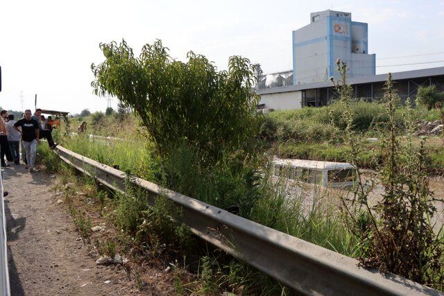 تصاویر سقوط مینی‌بوس و ساینا به کانال آب | آخرین وضعیت سرنشینان