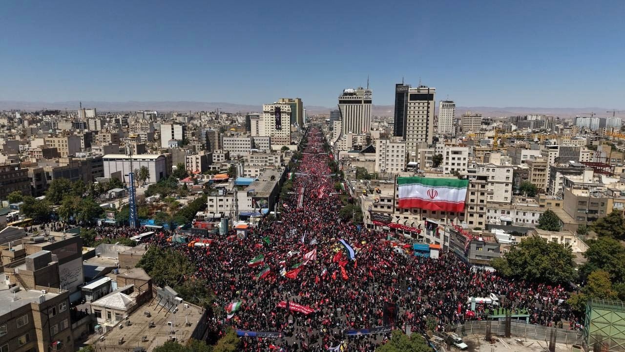 خروج خودروی حامل پیکر رهبر شهید از مسیر اصلی
