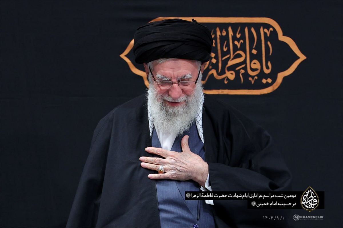 پنجره متفاوتی به لحظه ورود رهبر انقلاب به دومین شب مراسم عزاداری  