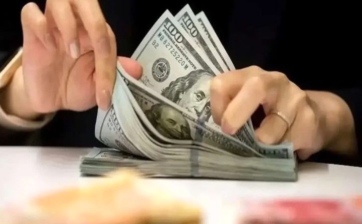 جهش بی سابقه قیمت دلار آزاد اول صبح دوشنبه ۸ دی  