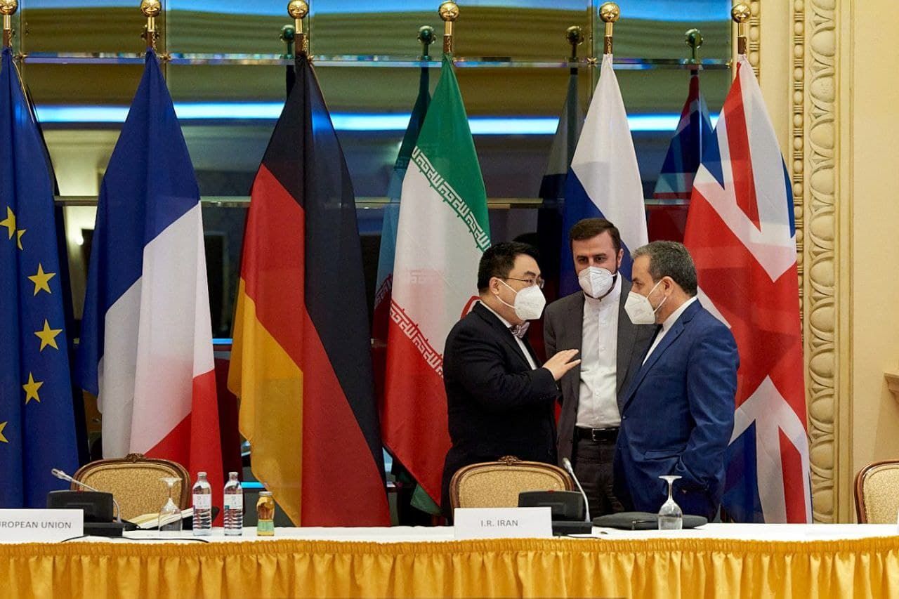  گفت‌وگوی عراقچی و وانگ گون در حاشیه نشست برجام+عکس