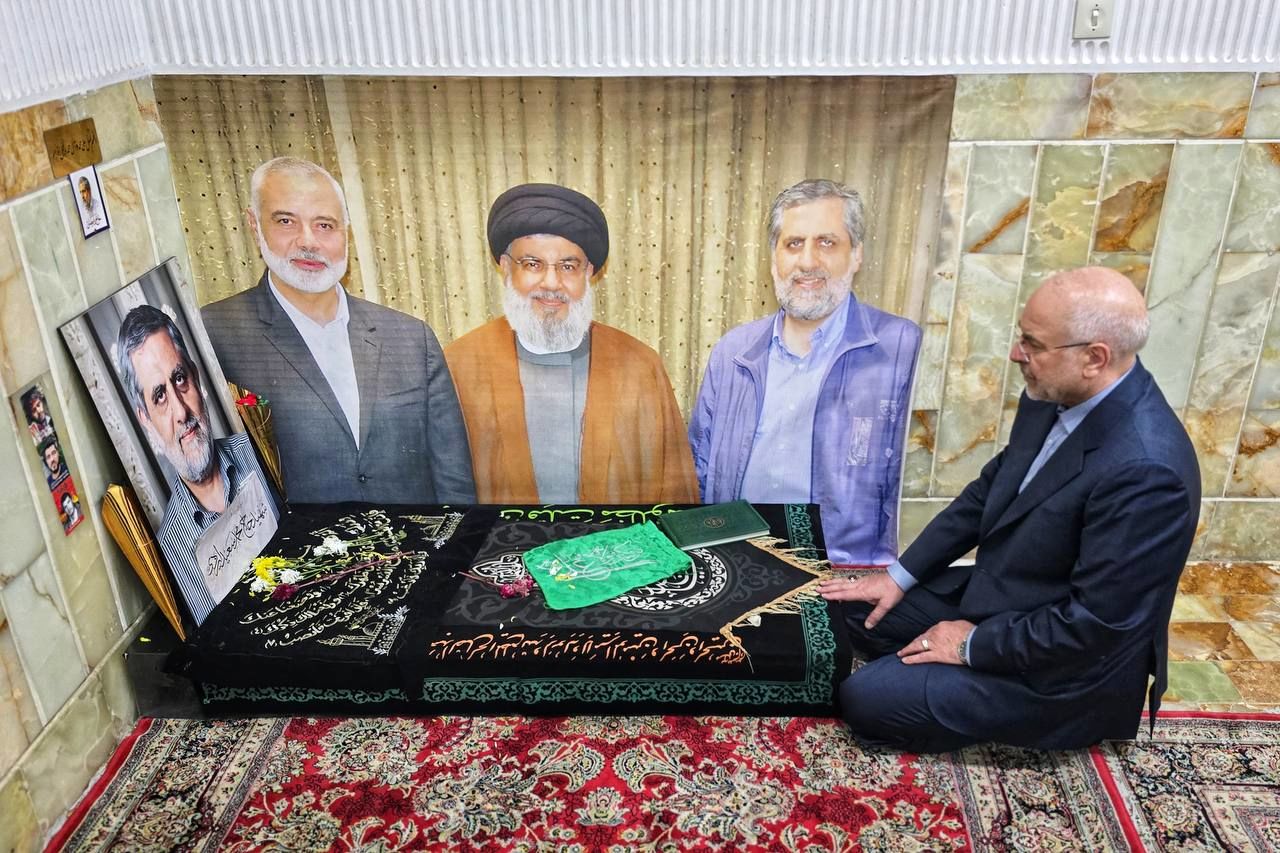 حضور قالیباف بر سر مزار سرلشکر شهید محمدسعید ایزدی در حرم حضرت معصومه(س) +عکس