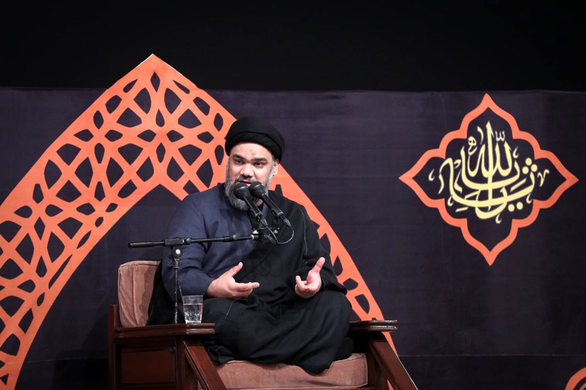  لحظاتی از سخنرانی حجت‌الاسلام طباطبایی‌نژاد در حسینیه امام خمینی(ره)