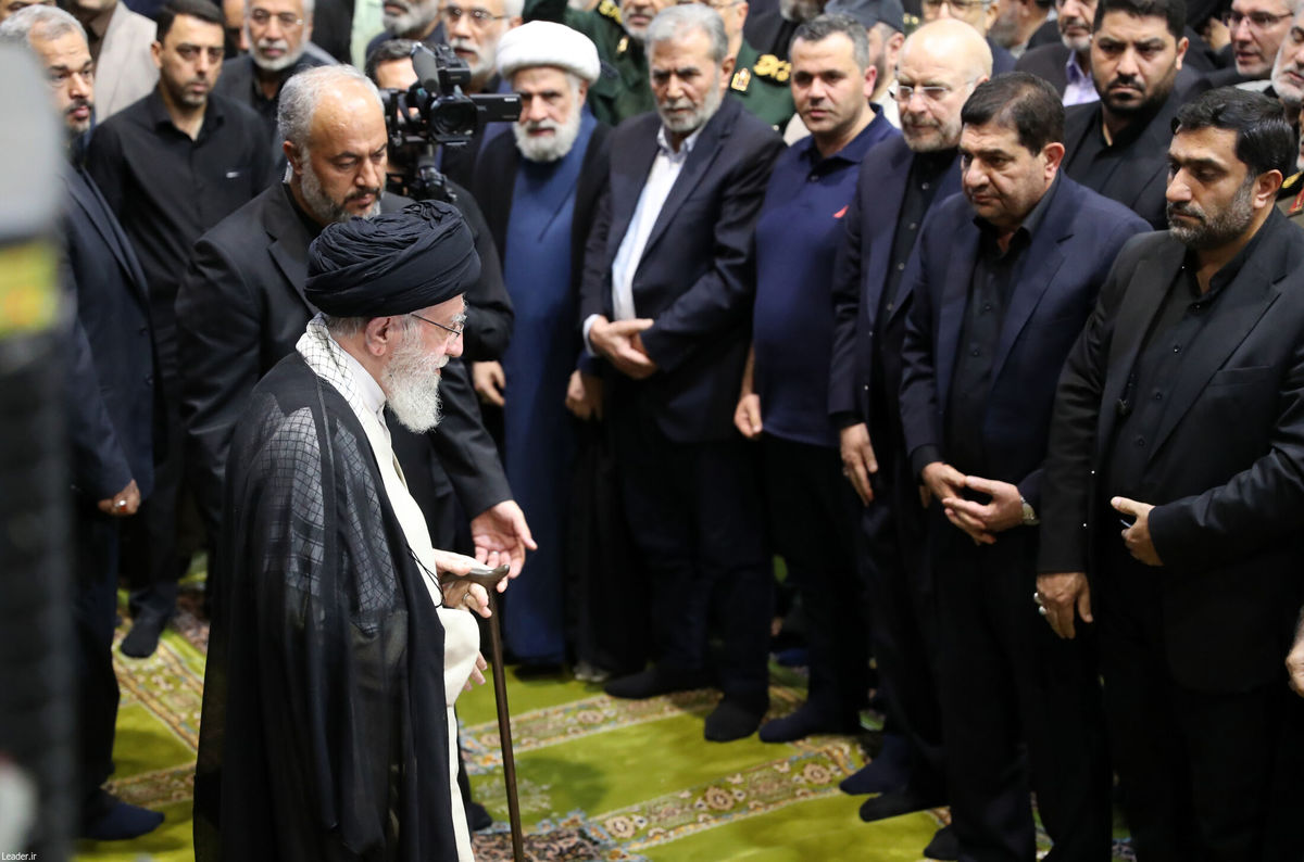 گفتوگوی عربی رهبر انقلاب با پسر شهید هنیه