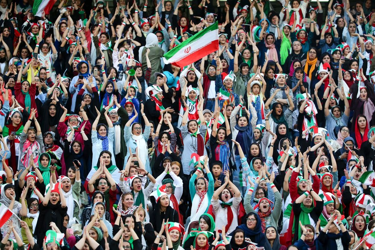 زنان روی سکو