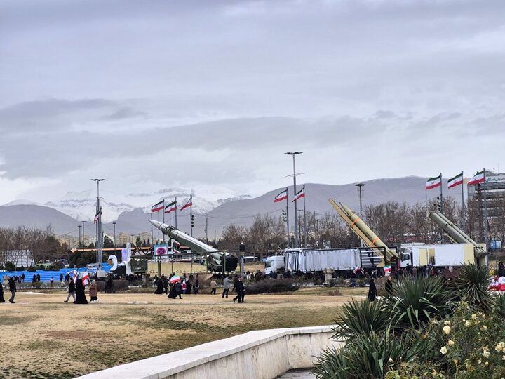 نمایش موشک‌های سپاه در مسیر راهپیمایی ۲۲ بهمن در تهران