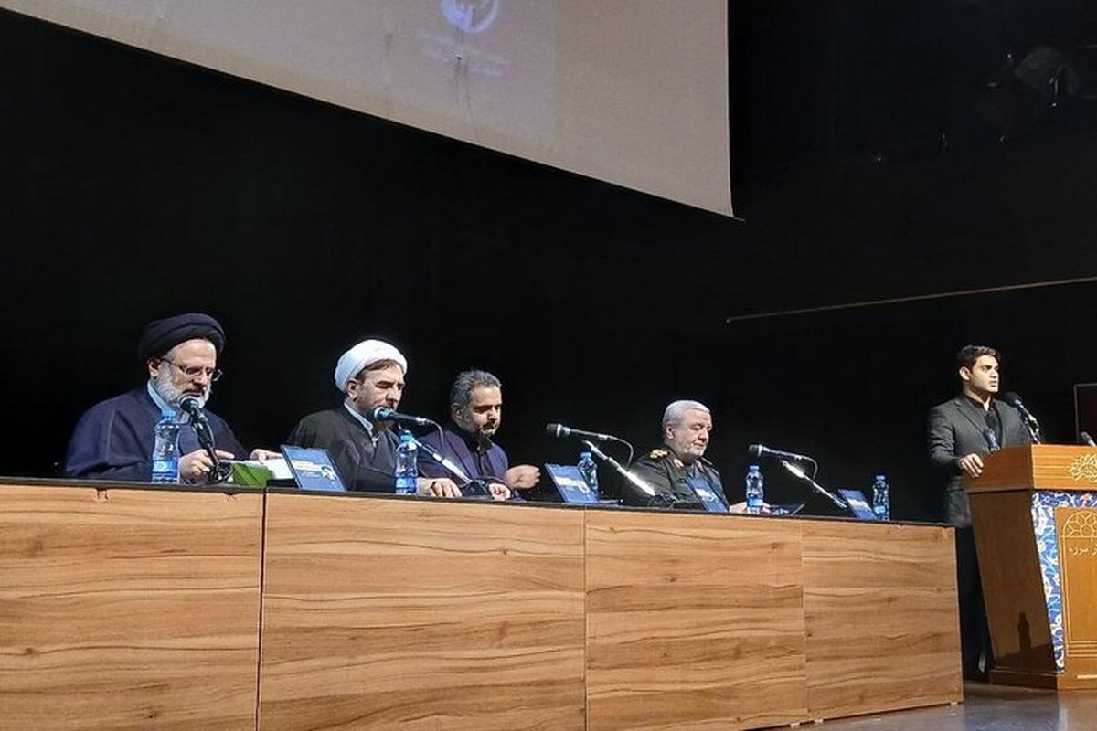 آیت الله مکارم شیرازی: نباید هرگز فریب شعارهای فریبنده غرب را خورد/ حقوق بشری که غرب از آن دم میزند، تو خالی است