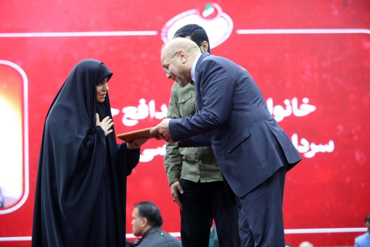 تصاویر: تقدیر رئیس مجلس از خانواده‌های شهدا و چهره‌های تأثیرگذار انقلاب اسلامی