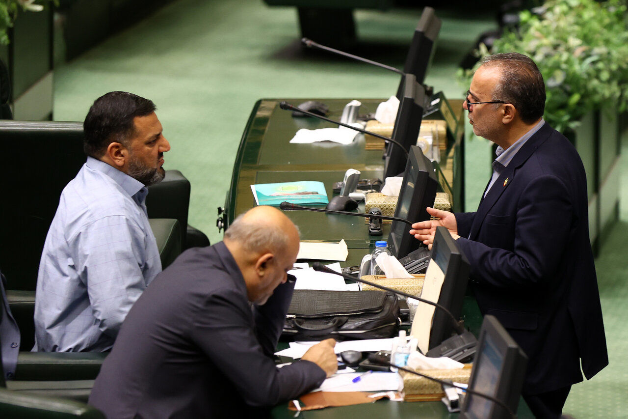 جلسه علنی مجلس برای بررسی اجرای برنامه هفتم